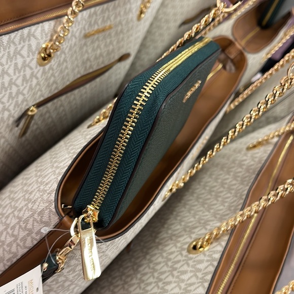 Michael Kors Large Leather Smartphone Wristlet Wallet Phoneholder
Racing Green - Picture 11 of 16